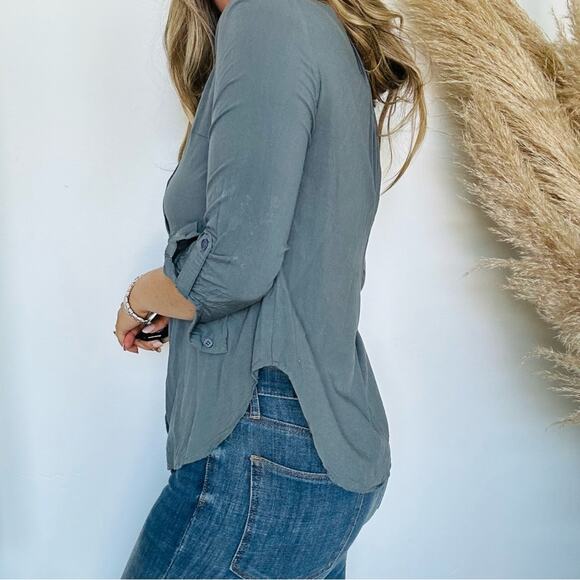 NORDSTROM FIRST LOVE Charcoal Grey Pinktuck Pleated Button Tab Blouse Shirt M - Picture 3 of 10